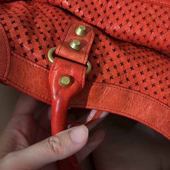 BALENCIAGA 
Agneau Laser Cut Cross Classic Gold Hardware City Tomate - Picture 13 of 13